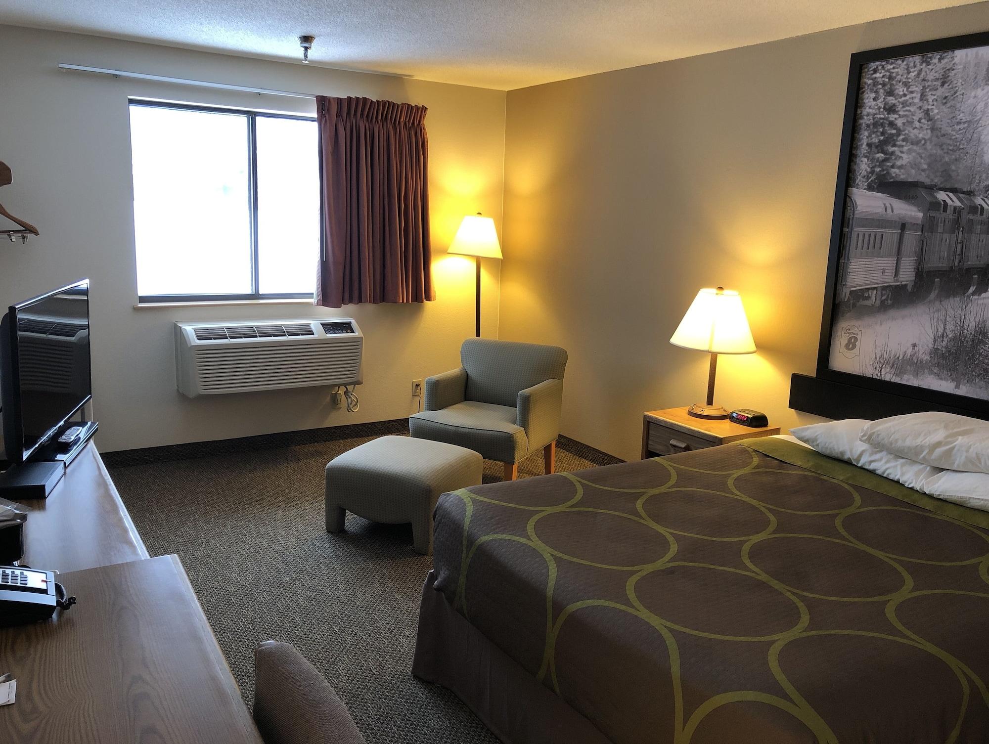 Super 8 By Wyndham Salmon Arm Hotel Eksteriør billede