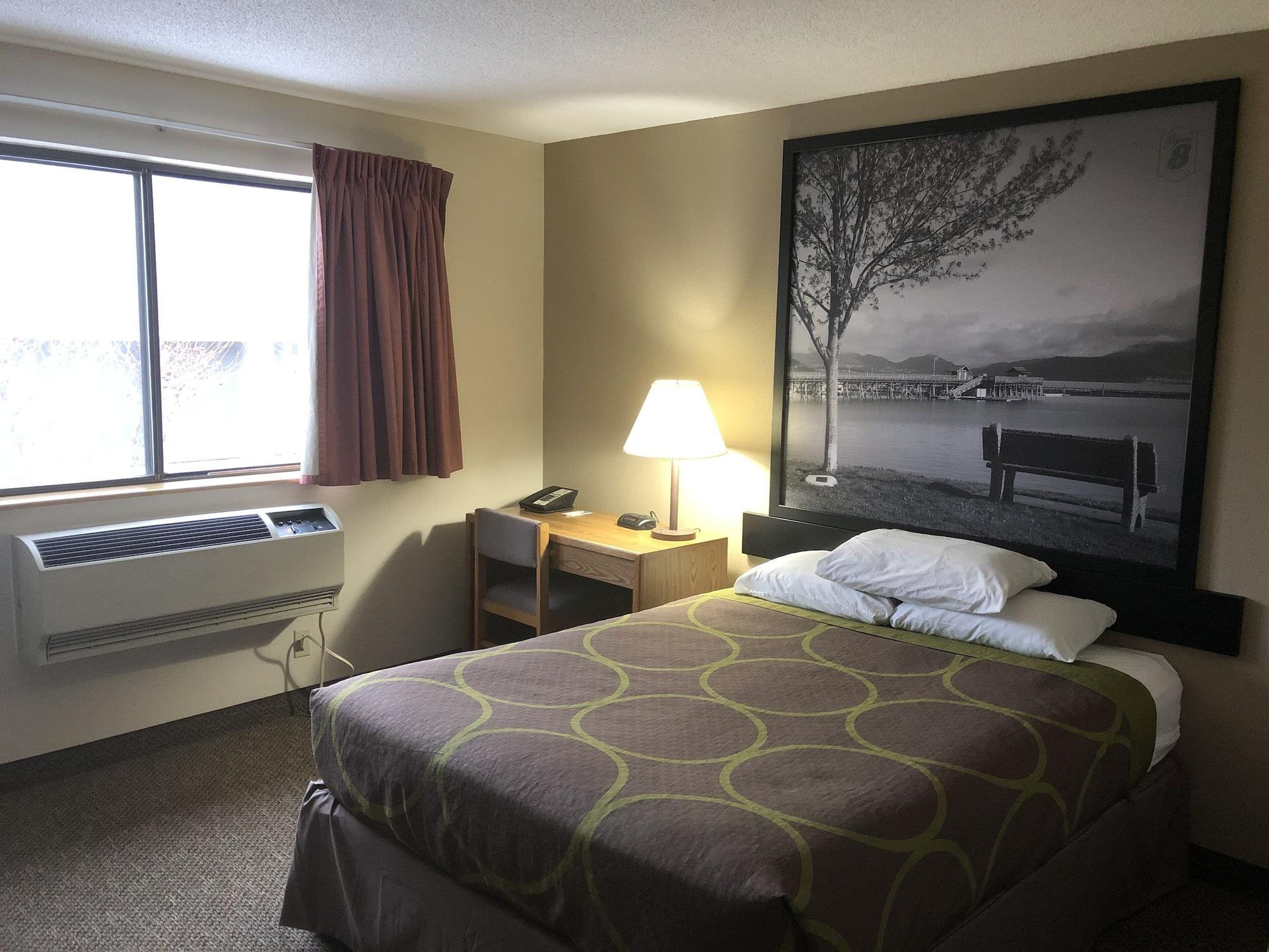 Super 8 By Wyndham Salmon Arm Hotel Eksteriør billede