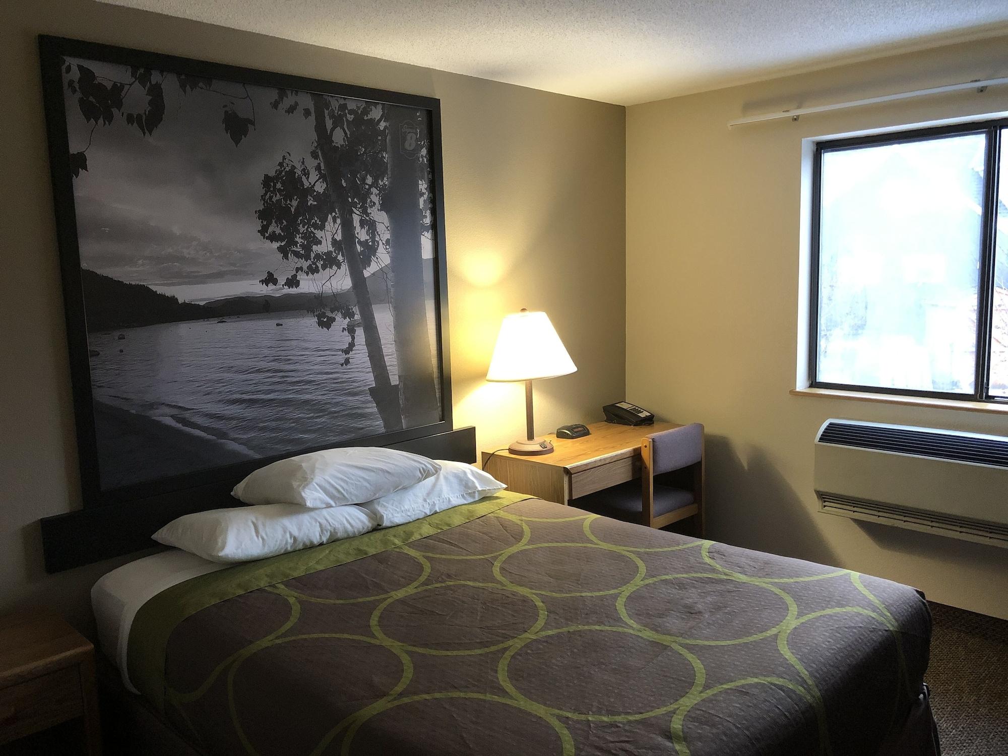 Super 8 By Wyndham Salmon Arm Hotel Eksteriør billede