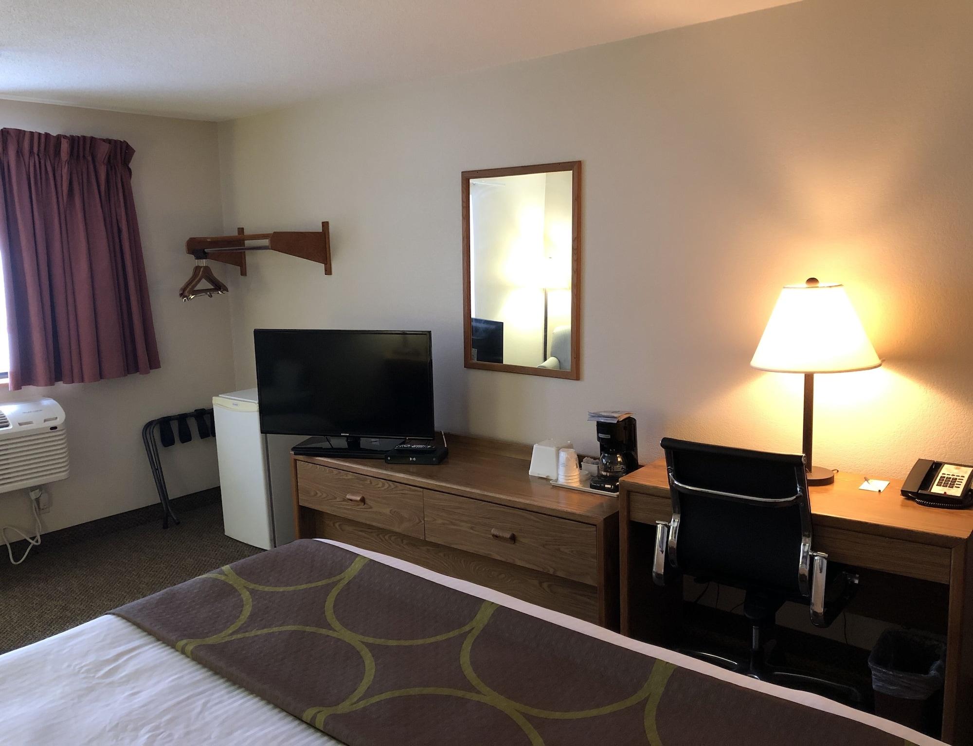 Super 8 By Wyndham Salmon Arm Hotel Eksteriør billede