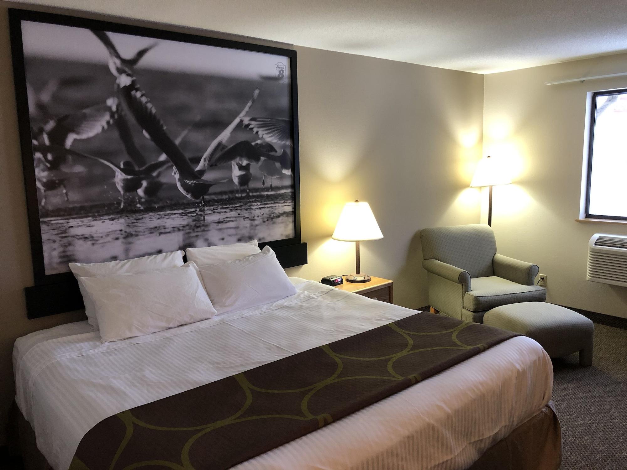 Super 8 By Wyndham Salmon Arm Hotel Eksteriør billede