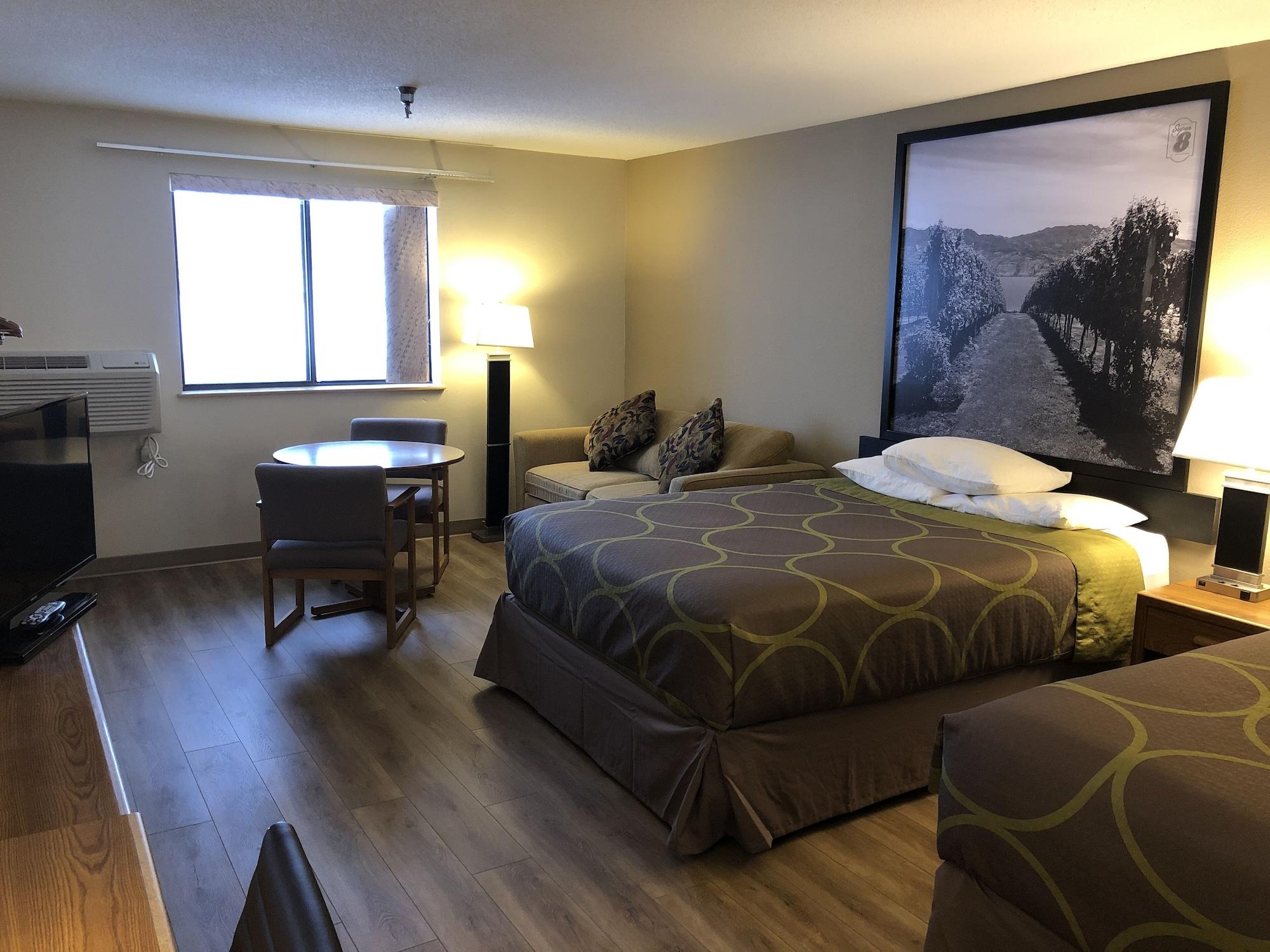 Super 8 By Wyndham Salmon Arm Hotel Eksteriør billede