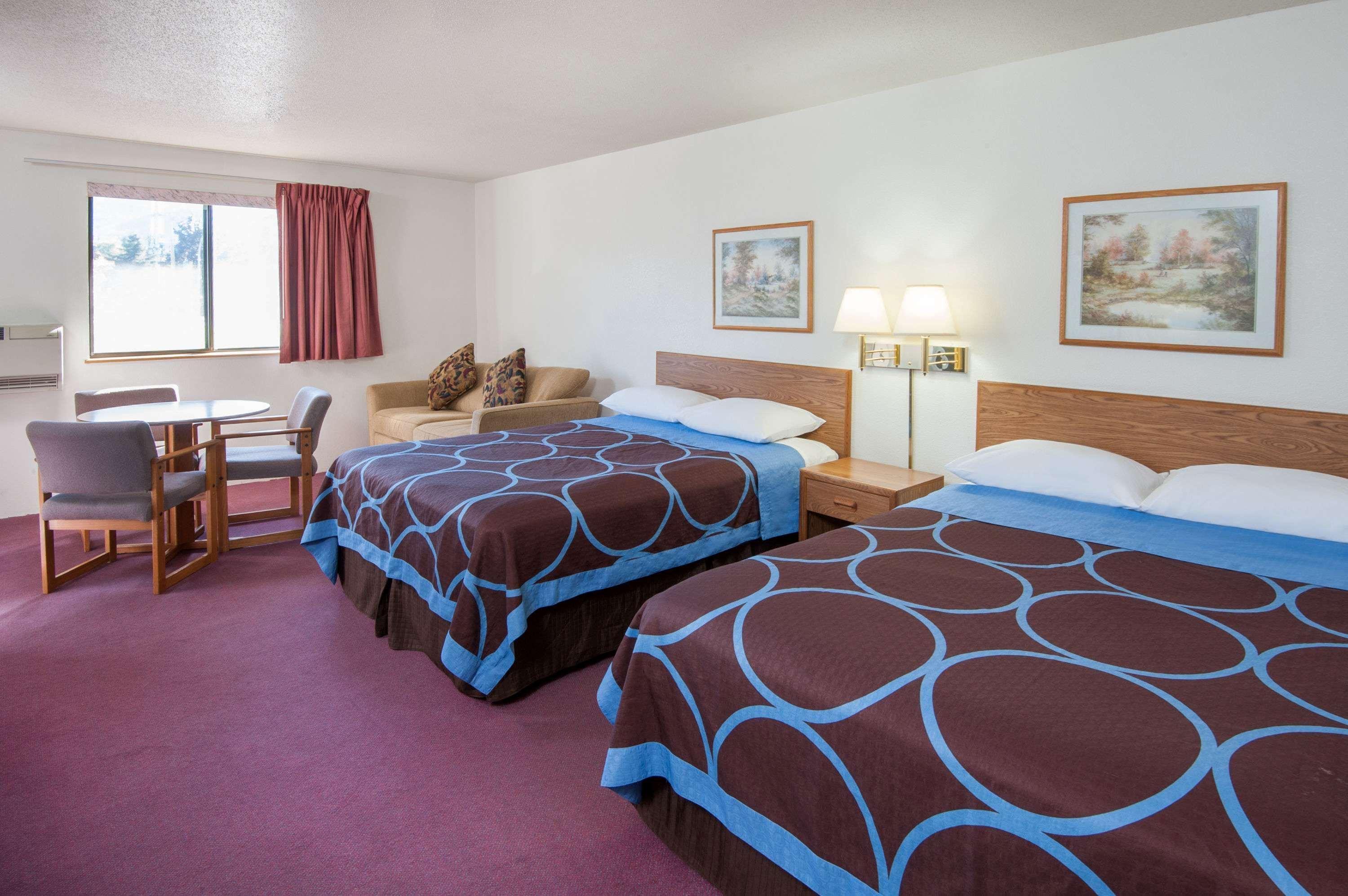 Super 8 By Wyndham Salmon Arm Hotel Eksteriør billede