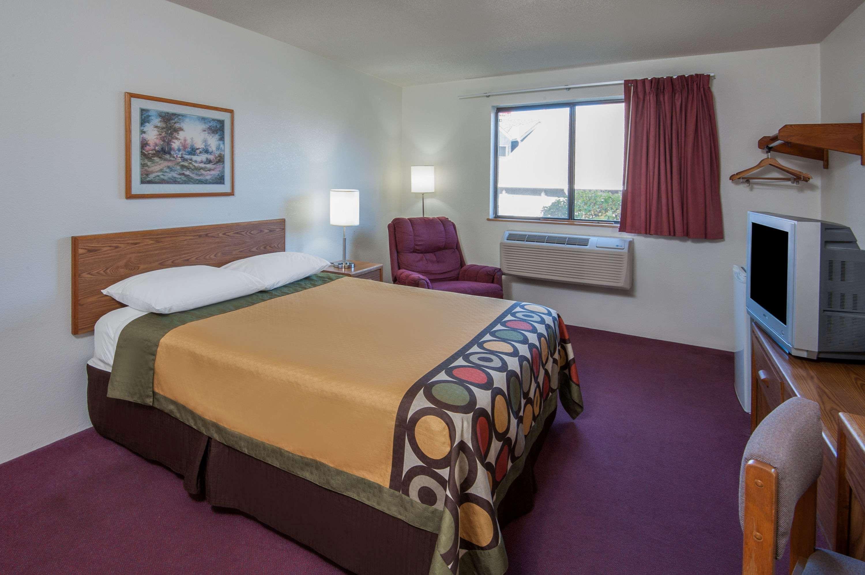 Super 8 By Wyndham Salmon Arm Hotel Eksteriør billede