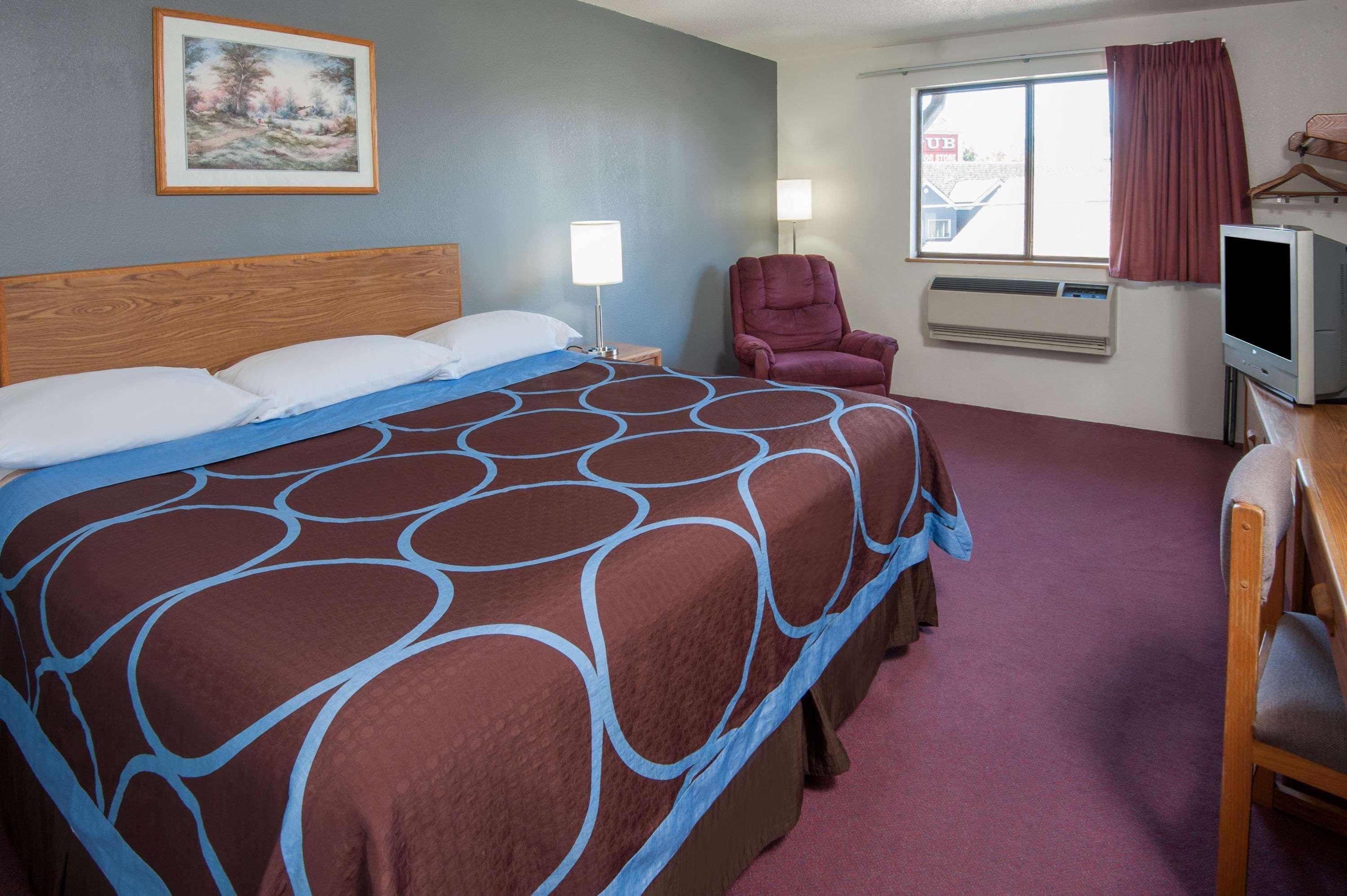 Super 8 By Wyndham Salmon Arm Hotel Eksteriør billede
