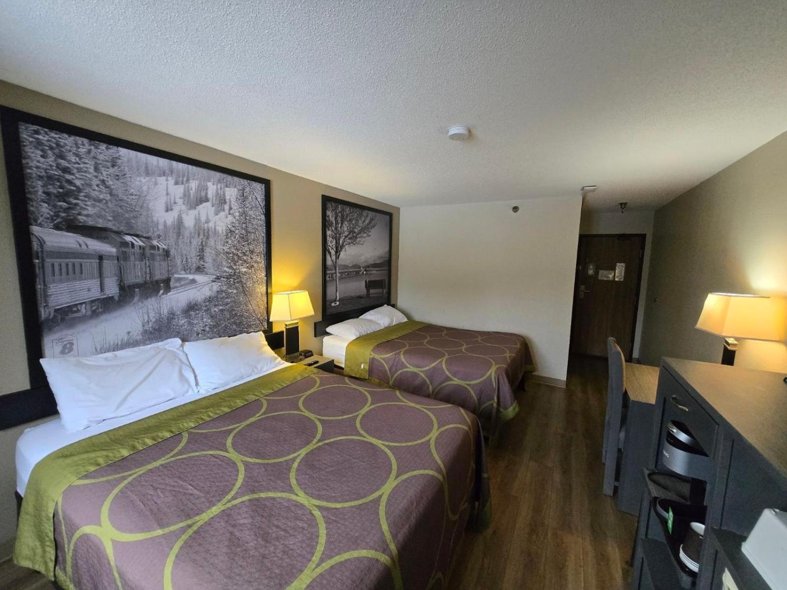 Super 8 By Wyndham Salmon Arm Hotel Eksteriør billede