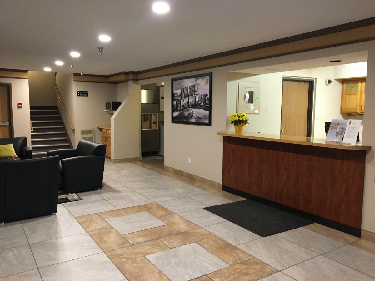 Super 8 By Wyndham Salmon Arm Hotel Eksteriør billede